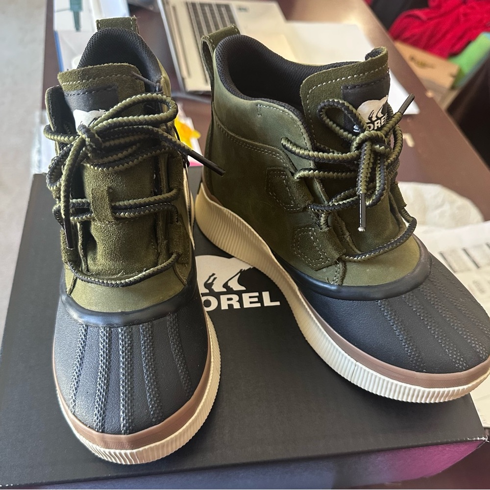 Sorel Utility Green and Black Lace-Up Boots Size 6 Women’s